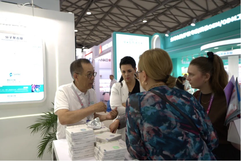 曾金穗博士CBE现场与国外观众交流新世元第四代可溶性微针技术